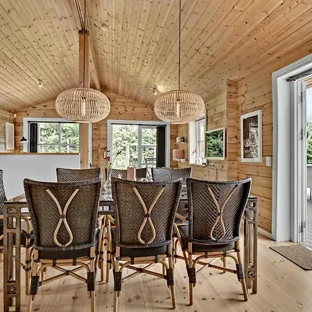Pet Friendly In With Kitchen *